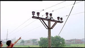 Mùa mưa bão, dân Thủ đô sống trong sợ hãi dưới đường dây điện 'tử thần'