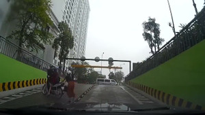 Cô gái đi xe số như xe ga khi lên dốc và cái kết bi hài