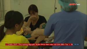 Mẹ ác nhốt con dưới gầm ghế, ngồi lên trên để chơi mạt chược