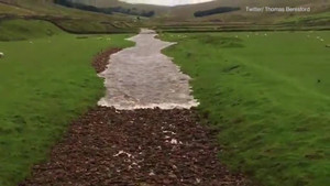 Mẹ ác nhốt con dưới gầm ghế, ngồi lên trên để chơi mạt chược