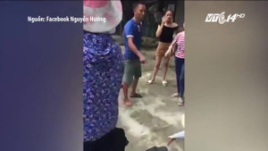 Mẹ ác nhốt con dưới gầm ghế, ngồi lên trên để chơi mạt chược