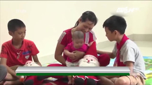 Mẹ ác nhốt con dưới gầm ghế, ngồi lên trên để chơi mạt chược