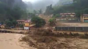 Lũ quét điên cuồng cuốn phăng mọi thứ ở Mù Cang Chải