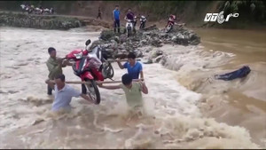 Thót tim xem dân Điện Biên dùng gậy khiêng xe máy qua lũ dữ