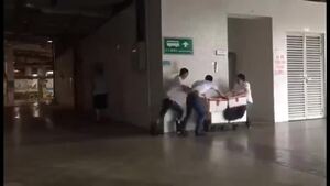 Siêu bão Hato đổ bộ, gió khủng khiếp thổi bay người, lật ô tô