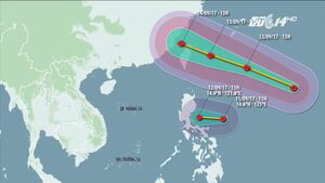 Bão cực mạnh và áp thấp nhiệt đới xuất hiện dồn dập gần Biển Đông