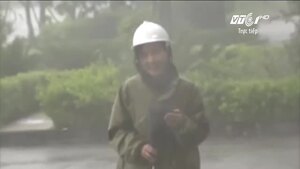 Tác nghiệp giữa tâm bão, nữ phóng viên dầm mưa lạnh, suýt bị gió quật ngã