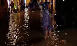 Nước sông Hoài dâng mức báo động, dân Hội An trắng đêm chống lũ