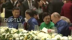 Video: Các nhà lãnh đạo kinh tế APEC trò chuyện rộn ràng bên bàn dạ tiệc