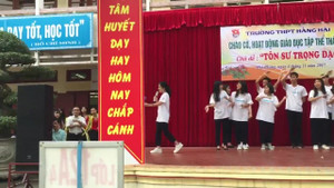 Cảm động thầy giáo 10 năm nhặt ve chai, lấy tiền giúp học sinh nghèo đóng học