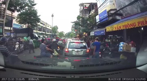 Tên trộm ngang nhiên áp sát xe máy rạch túi, móc đồ giữa phố Hà Nội