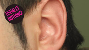 Thói quen dùng tăm bông lấy ráy tai gây hại ra sao?