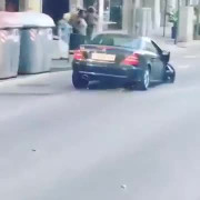 Hãi hùng Mercedes mất 1 bánh vẫn phi như bay trên đường phố