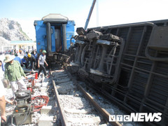 Mẹ ác nhốt con dưới gầm ghế, ngồi lên trên để chơi mạt chược