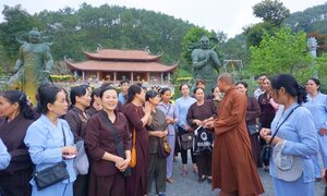 Hơn 8.000 người tham dự chợ Tết quê tại ngôi chùa nghìn năm tuổi ở Hà Nam