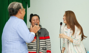 Mỹ Tâm giản dị đi từ thiện trước khi về quê đón Tết