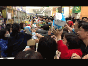 Hà Nội: Hai phút, 100 hộp khẩu trang phòng chống virus corona được 'thổi bay'