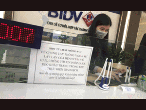 Nhân viên ngân hàng, siêu thị đồng loạt đeo khẩu trang phòng ngừa virus corona