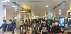 Ảnh: Khẩu trang ngập tràn sân bay Tân Sơn Nhất trong nỗi sợ corona