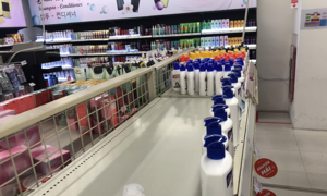 Khách 'quét sạch' khẩu trang, nước sát trùng khô trong siêu thị Hà Nội