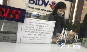 NHNN tạm bỏ yêu cầu khách đến giao dịch ngân hàng phải tháo khẩu trang