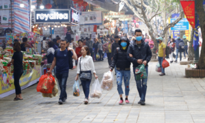 Ảnh: Bất chấp dịch virus corona, khách thập phương vẫn ùn ùn kéo nhau đi lễ chùa Hương