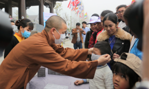 Phòng virus corona, chùa Tam Chúc phát 40.000 khẩu trang miễn phí