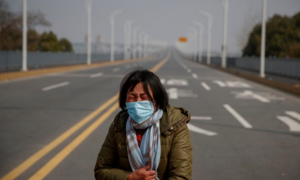 'Làm ơn đưa con tôi đi. Chỉ mình nó thôi cũng được': Người mẹ ứa nước mắt, cầu xin cảnh sát cho con gái bị ung thư rời tâm dịch virus corona