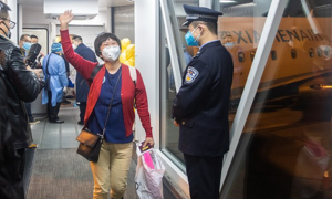 Người Vũ Hán tươi cười trong chuyến bay đầu tiên trở về 'ổ dịch' virus corona