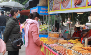 Chùa Đậu không khai hội vẫn thu phí bán hàng, du khách chen nhau lễ bất chấp corona