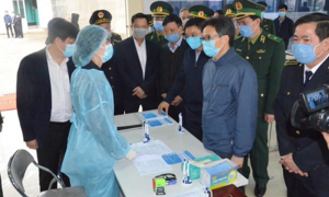 Phó Thủ tướng Vũ Đức Đam động viên người phải cách ly sau khi nhập cảnh ở Móng Cái