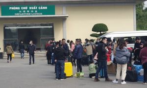 Tạm dừng tiếp nhận lao động Trung Quốc quay lại Việt Nam sau Tết