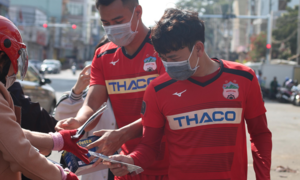 Cầu thủ HAGL tặng khẩu trang cho người đi đường phòng dịch corona