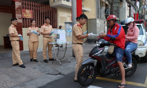 CSGT TP.HCM phát khẩu trang y tế miễn phí cho người dân 