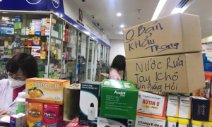 Hàng loạt nhà thuốc ở Hà Nội treo biển 'không bán khẩu trang, đừng hỏi'
