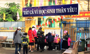 Thông báo nghỉ học đột xuất, phụ huynh Quảng Nam đưa con đến trường rồi tất tả đón về