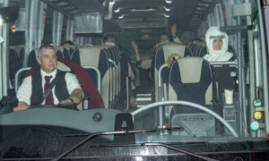 Tài xế không mặc đồ bảo hộ, đeo khẩu trang khi chở công dân Anh sơ tán từ Vũ Hán