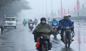 Hà Nội chìm trong sương mù, ẩm ướt từ sáng đến chiều, dân lo sợ virus corona bùng phát