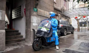 Shipper Trung Quốc đi giao hàng trong thời gian ủ bệnh 