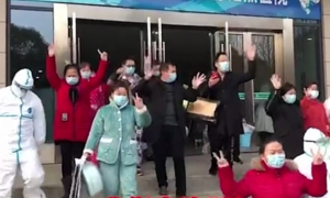 Hàng chục bệnh nhân Trung Quốc nhiễm virus corona hồ hởi xuất viện cùng lúc