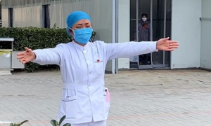 Video: Phút hội ngộ đẫm nước mắt và cái ôm đặc biệt từ khu vực cách ly của nữ y tá Trung Quốc với con gái