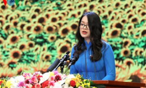 Nữ đảng viên trẻ bật khóc khi xem phim về người mẹ giặt áo bên bến Hiền Lương