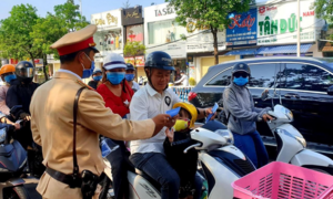 Bỏ tiền mua khẩu trang y tế tặng người dân, CSGT Huế gặp khó vì khan hàng