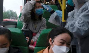 Trở về từ Hồ Bắc, người dân Hồng Kông nghi nhiễm virus corona được giám sát bằng vòng tay