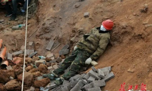 Ảnh: Công nhân Trung Quốc vạ vật trên công trường xây bệnh viện dã chiến