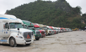 Ngóng thông quan, tài xế 'vật vã' sinh hoạt tại cửa khẩu Tân Thanh