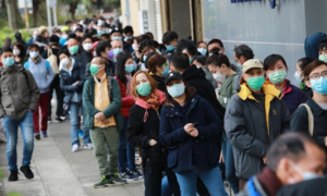 10.000 người xếp hàng qua đêm đợi mua khẩu trang chống virus corona ở Hong Kong