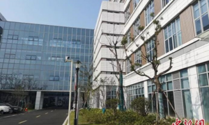 Nỗi khổ của cặp vợ chồng bị chia cắt ở 2 thành phố đang phong tỏa do dịch corona