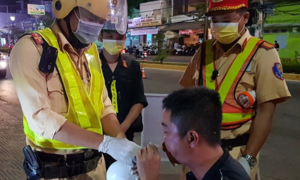 Tránh lây corona, CSGT Sóc Trăng lấy khí thở vào bong bóng để đo nồng độ cồn