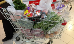 Dân Hà Nội mua tích trữ, thực phẩm, rau xanh siêu thị đắt hàng